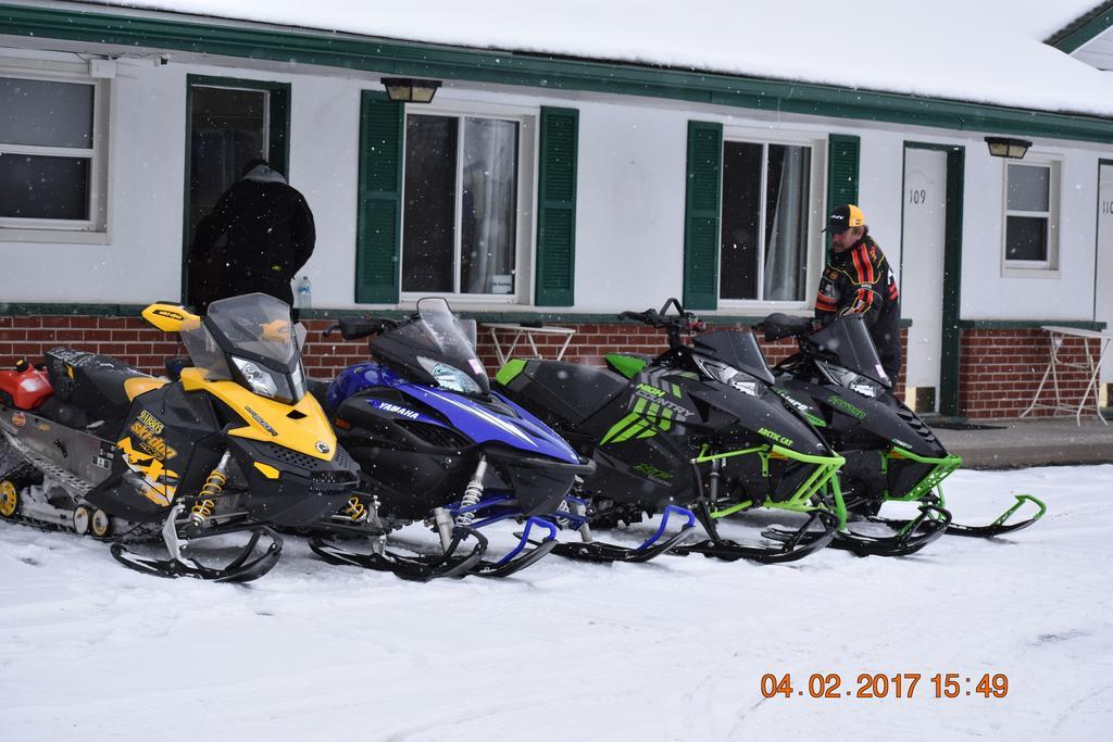 Time Travellers Motel Petawawa Экстерьер фото